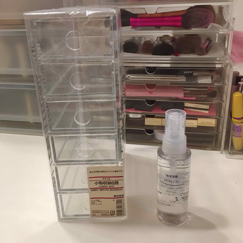 ゆゆ on LIPS 「ずっと欲しかった無印良品のアクリル収納とリピートしているミスト..」(1枚目)