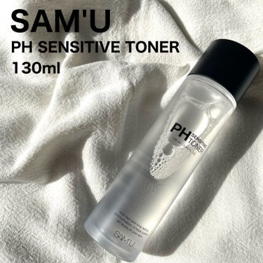 🇰🇷

SAM'U サミュ @sam_u_jp 
PH SENSITIVE TONER
130ml

肌の表面だけでなく、ヒアルロン酸でお肌の細部までうるおいケア(※角質層まで)

✔︎トリプルヒアルロン酸(高分子・中分子・低分子)
✔︎ツボクサエキス・ドクダミなどで優しく肌荒れケア
✔︎お肌に近い弱酸性で低刺激

ご覧の通り水のようにシャバシャバなテクスチャー。
手で馴染ませても良いしコットンでも良さそう。
乾燥が気になる時はコットンパックするのもおすすめ🌟
朝のメイク前にコットンパックをしたらひんやりもちもちして
気持ちよかったし保湿されてて良きでした😆

ただ、夜のスキンケアでとにかく保湿！！！っていう時には少し物足りなさはあるかもしれません🤔

シンプルで無駄のないボトルやデザインも好み🧊
.
.
.
#PR
こちらの商品はMORE ME様を通してSAM'U様より
ご提供いただきました。

@sam_u_jp 
@moreme_official 

#samu #サミュ #쌔뮤 #phセンシティブトナー #トナー #化粧水 #韓国コスメ #韓国スキンケア #韓国好きの画像 その0