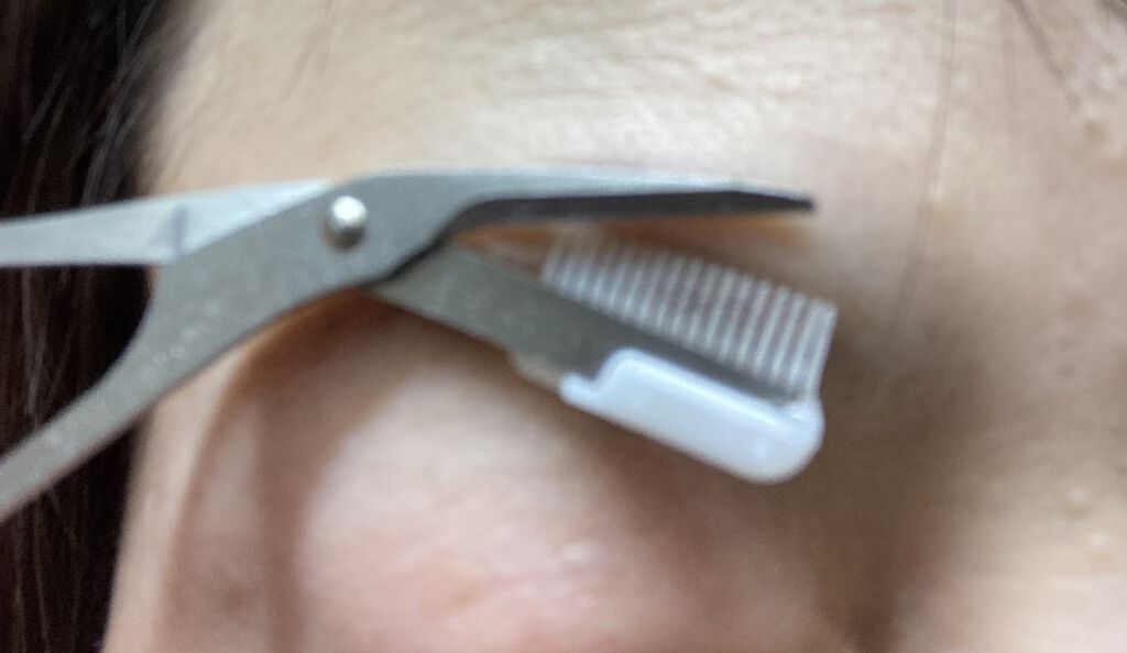 クシ付きマユハサミDX/貝印/その他化粧小物を使ったクチコミ（2枚目）
