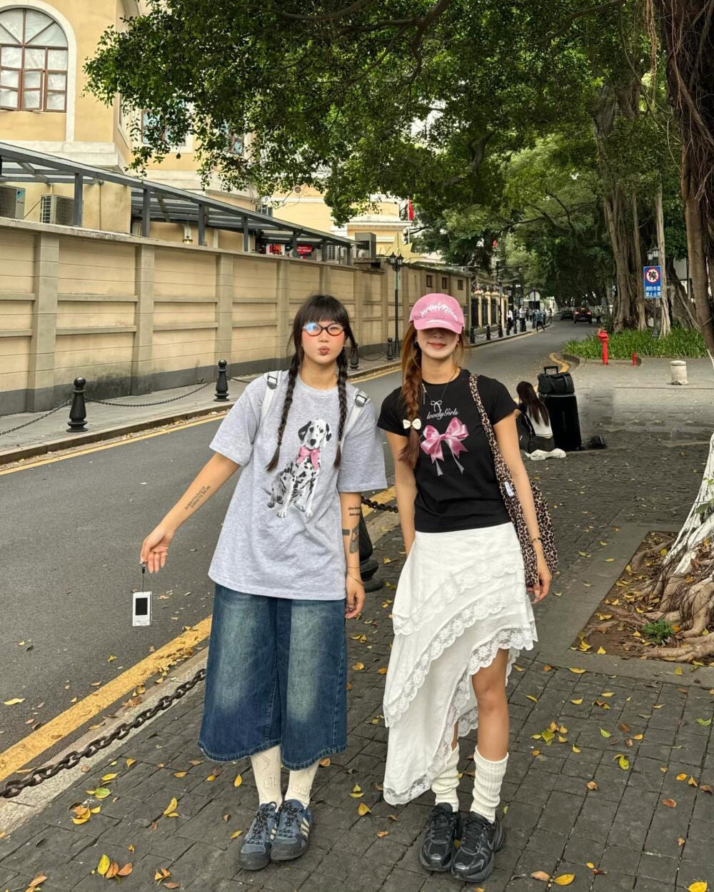 ひとみ on LIPS 「友達と合流するね。#コーデ#韓国コーデ#韓国雑貨#韓国ファッシ..」(5枚目)