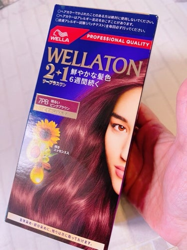
サロン生まれの
ヘアカラーブランド「ウエラ」が
日本人の髪用に厳選した豊富な２５色
ミクロ色素が髪の内部に浸透。
深くリッチなカラーが6週間*続く！
*毛染め前と６週間後の色の比較。
ウエラ調べ。個人