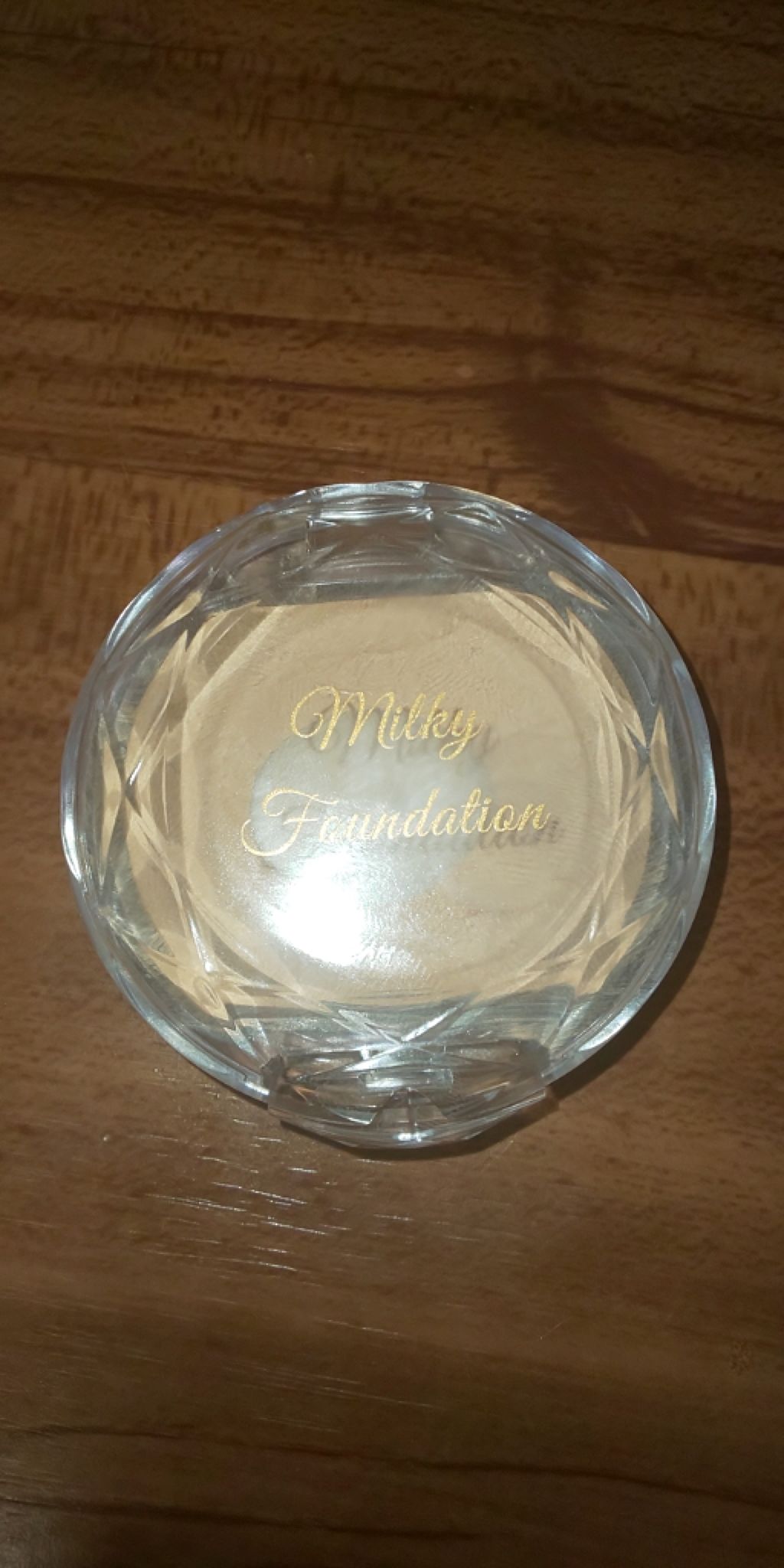 DAISO ミルキーファンデーションのクチコミ「底見えコスメです。
DAISOの200円商品ミルキーファンデーションです。
延びがよいので時間.....」（2枚目）