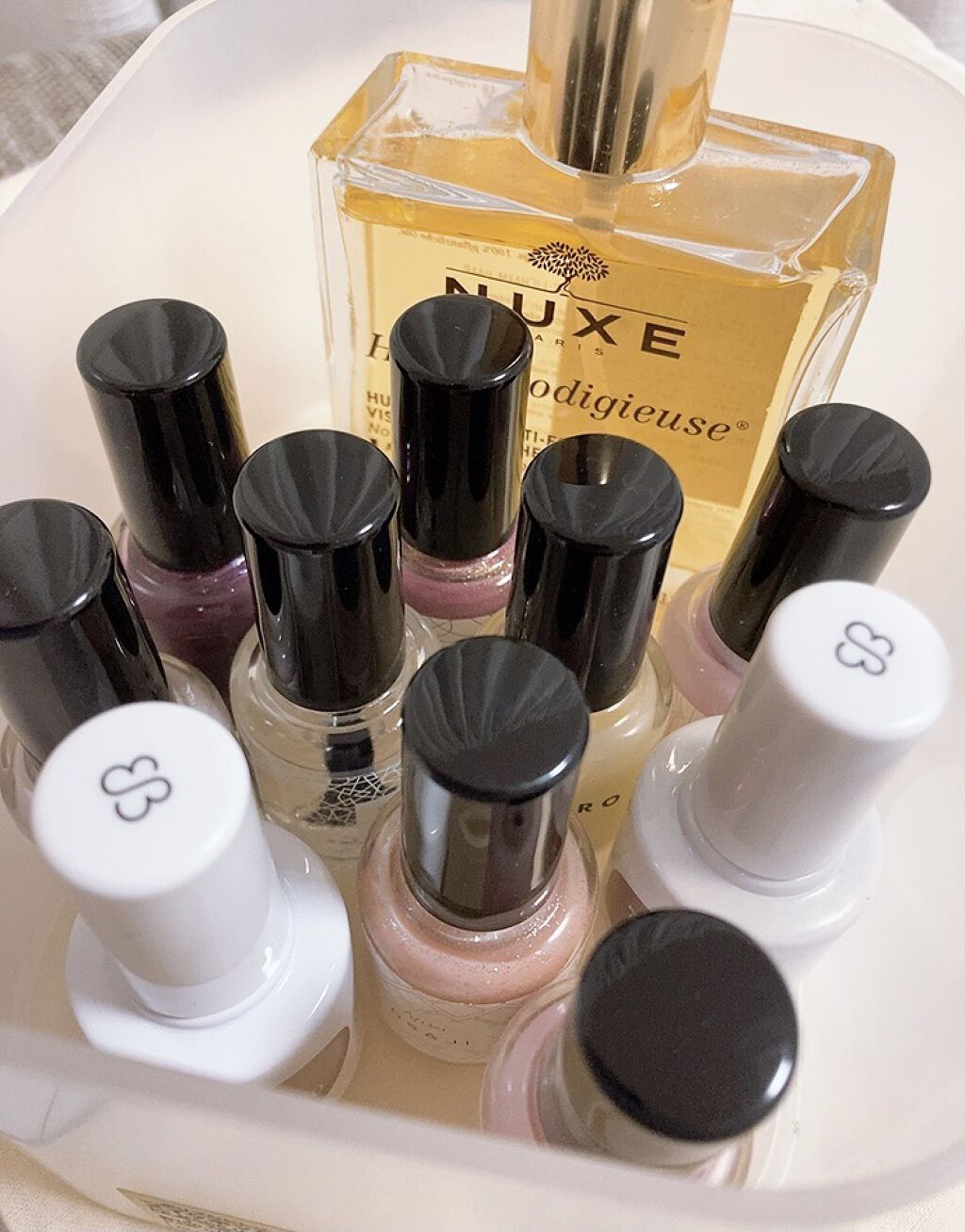 三連休なので
ゆっくりネイルを塗り直したいと思います☺️

一軍はuka、SHIRO、OSAJI✨✨
すごく爪が弱いけどこの3つのブランドは
なぜか大丈夫🙆‍♀️
保湿成分が合うのかも❔

OSAJIはカラーごとにラベルが
違っていて可愛