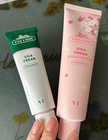 愛用してるVT　CICA クリーム　から
春限定パケ（スプリングエディション）が出たので即購入。
届いたらサイズ大きくてびっくりしました（笑）
ノーマルのシカクリームと色が違うだけに見えますが、スプリン