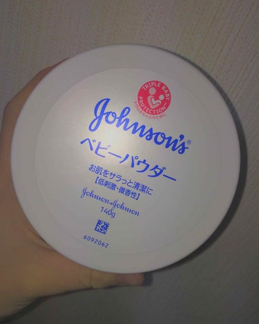 ジョンソン ベビーパウダー です !!

このベビーパウダーは使ってる方多いと思います ☺️ 140ｇもはいっていて300円＋税でした !! やすい！！ 

私は、朝洗顔して化粧水など塗った後に薄く塗っ