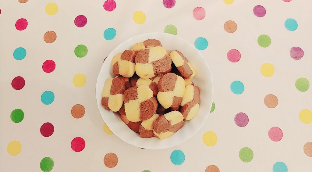 超簡単！！おやつ代金うく＆子供のおやつにも♥美味しく激安
アイスボックスクッキー♥＆なめらかプリン🍮を作りました♡

アイスボックスクッキーは、
マーガリン
砂糖
ココア
小麦粉のみです♥


まず、マーガリンと砂糖、小麦粉を混ぜて半分に