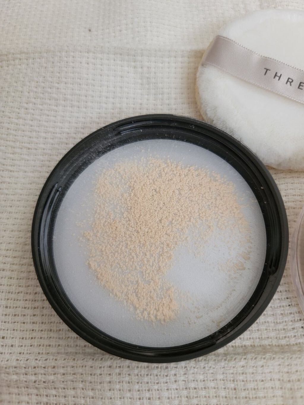 アルティメイトダイアフェネス ルースパウダー/THREE/ルースパウダーを使ったクチコミ（3枚目）