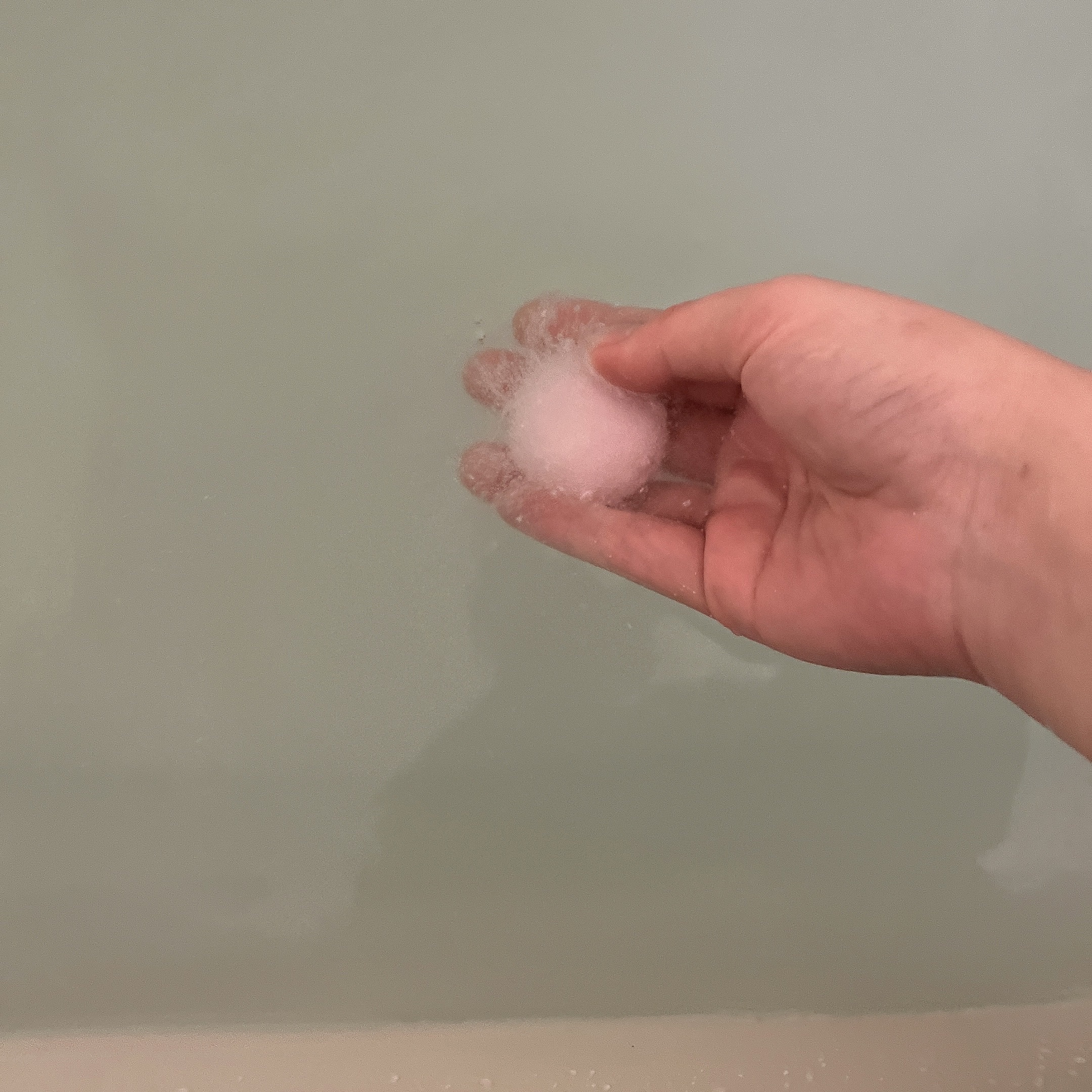 ミス ディオール ローズ バスボム/Dior/炭酸系入浴剤を使ったクチコミ（3枚目）