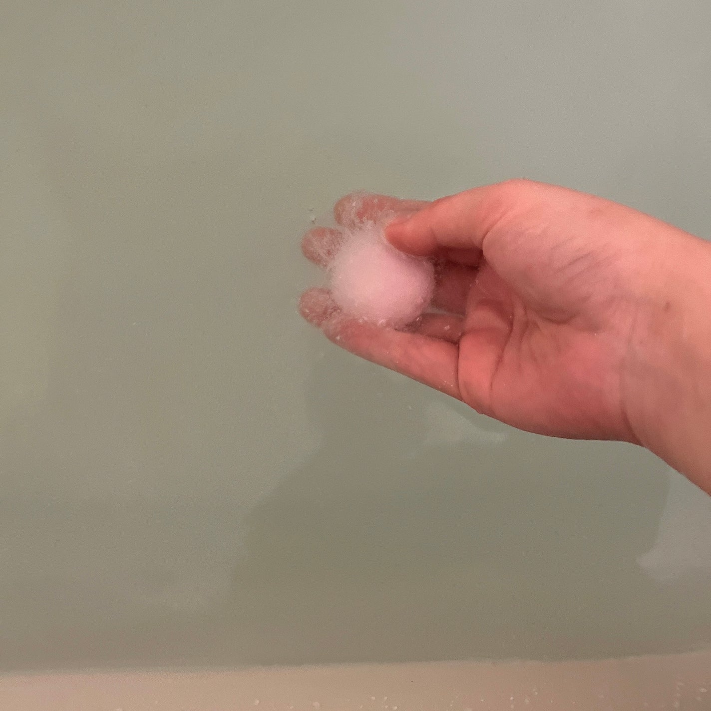 ミス ディオール ローズ バスボム/Dior/炭酸系入浴剤を使ったクチコミ(3枚目)