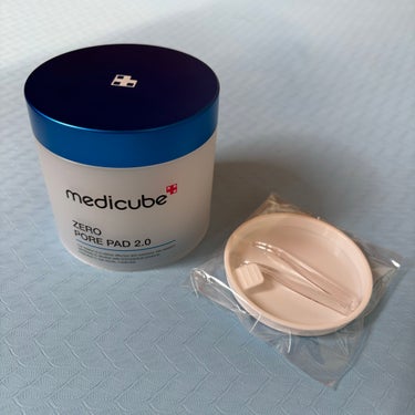 MEDICUBEのゼロ毛穴パッド2.0、評判が良かったので購入してみました！
朝の洗顔代わりに使っています
香りが爽やかで(カ○ピスみたいな香り)とても良い！
パッドも分厚めでしっかりしていて使い心地抜群です
#MEDICUBE #ゼロ毛穴パッド2.0の画像 その1