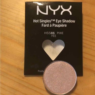 NYXのホットシングルアイシャドウHSS86
(レフィル1.5ｇ)です。
ベージュのお色でメタリック？ツヤ感？のあるラメです。
黒目の上にのせる使い方かなぁって思ってます笑
ブラウンのアイシャドウとよく