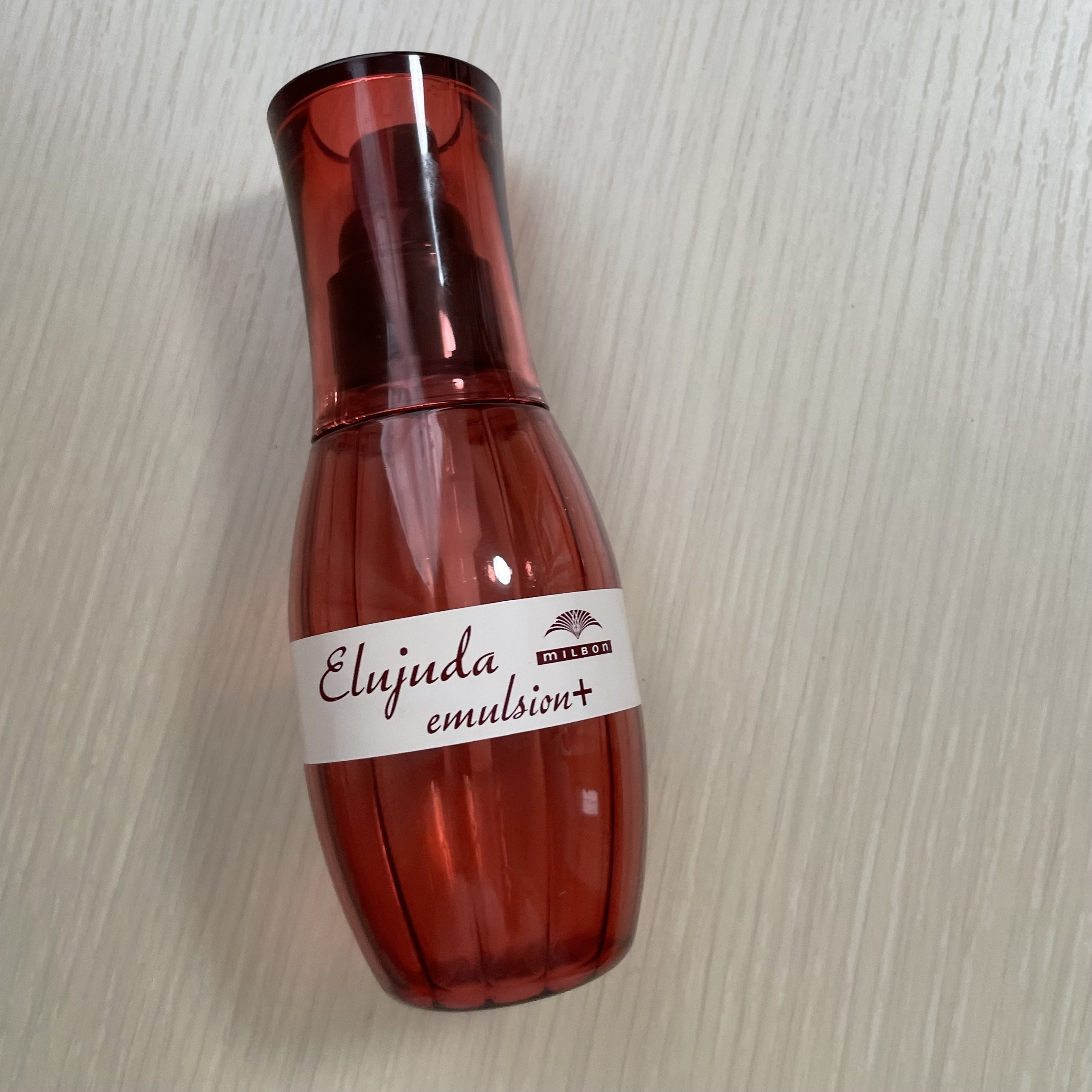 エルジューダ　ディーセス　エルジューダ エマルジョン＋


何回もリピしているヘアミルク！

髪がしっとりまとまり、良い香りでおすすめです🫶



