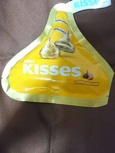 #ETUDE×HERSEY'Sコラボ


KISSES  アーモンドチョコレートです❤️


Qoo10メガ割で、1200円くらい？でした


画像1のパケが、たまらなく美味しそう🎵


本物のチョコの