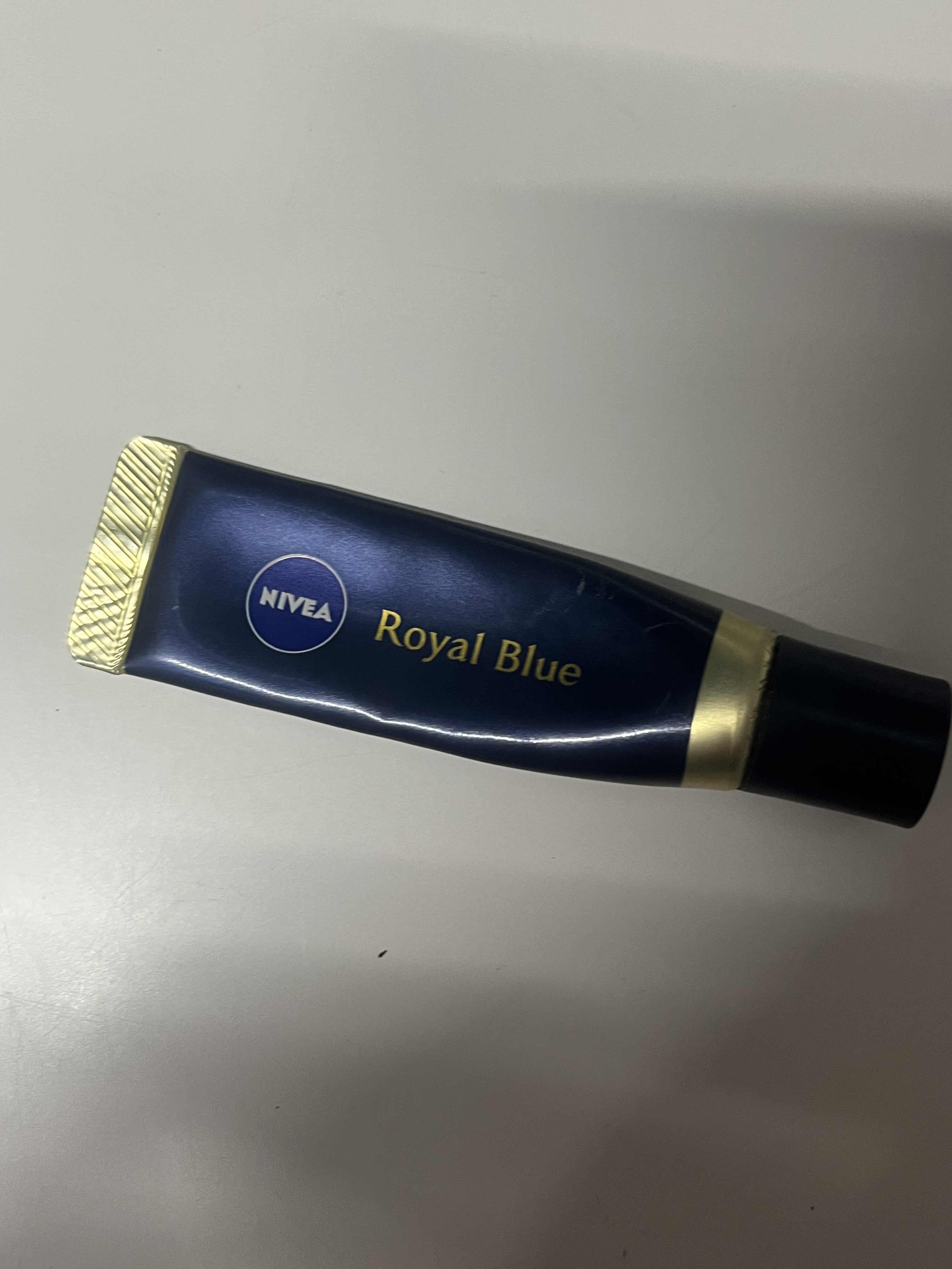 ニベア　ロイヤルブルーリップ　濃密美容ケア/ニベア/リップ美容液を使ったクチコミ（1枚目）