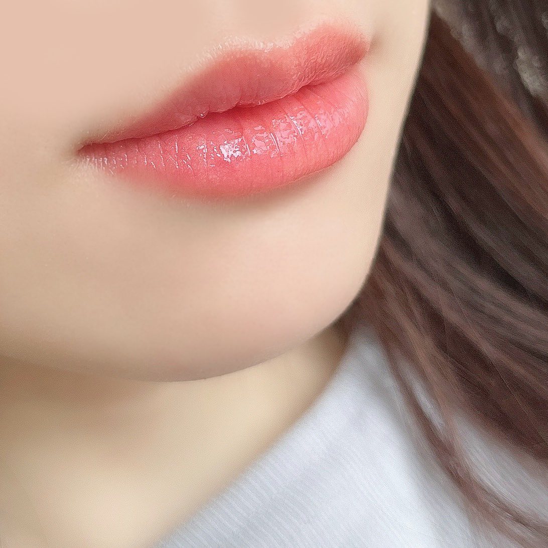 花王社員の子から社内でもファン多いと聞いて買ってみたニベアのカラーリップクリーム。
これが500円なのにめちゃめちゃ良かった😳！！

透け感があって、元の自分の唇の質感を消さずに血色を与えてくれる感じ。保湿力もあってぷるんと仕上がります。