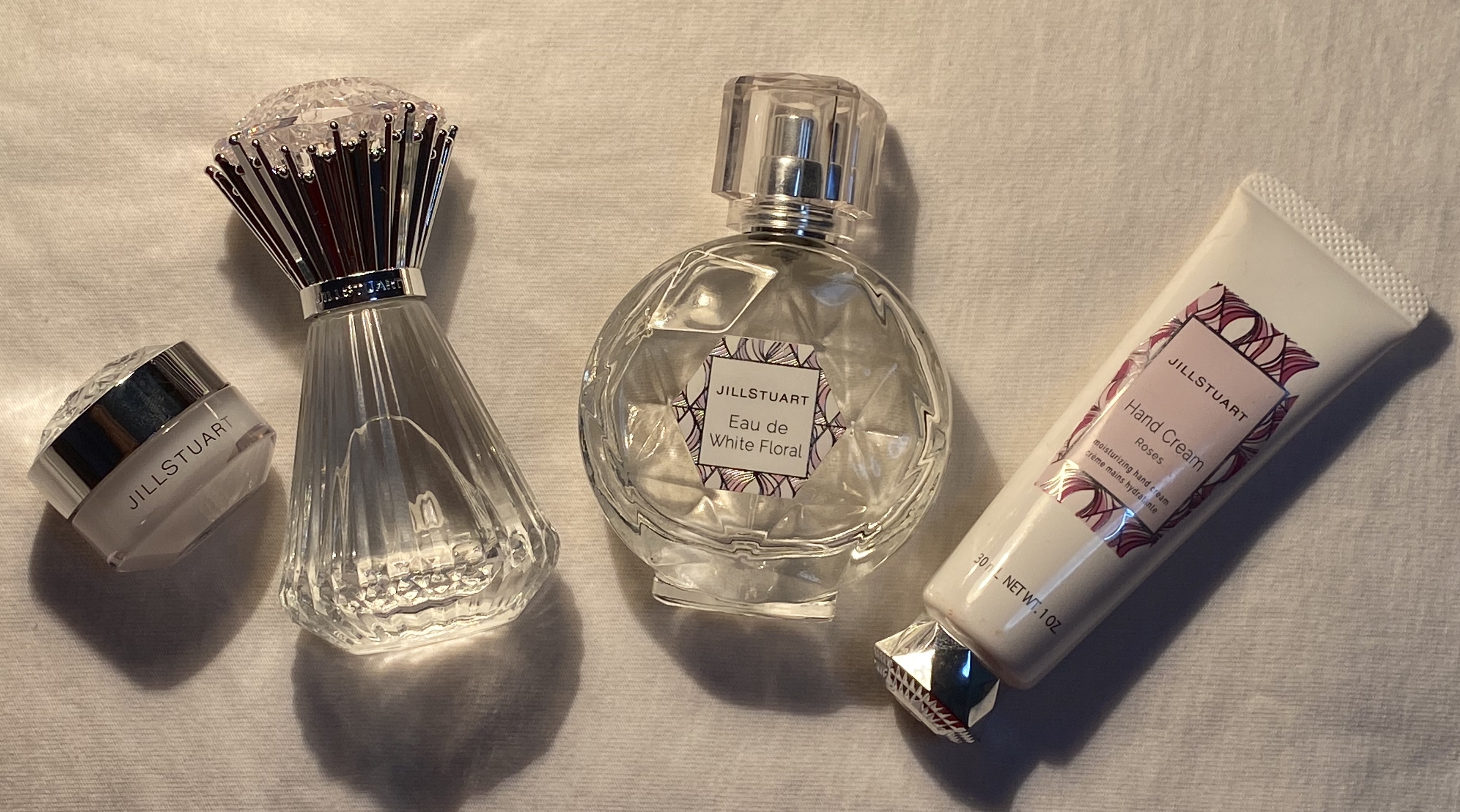 ジルステュアートってなんでこんなに可愛いの💕

ヘアミストはほんのり甘い香りがして、
持ちも結構よかったです！！
匂いが強すぎないのも👍

香水も甘ーい香りでめっちゃ好きー！！
つけすぎても、匂いがあまりきつく感じないから
初心者さんに