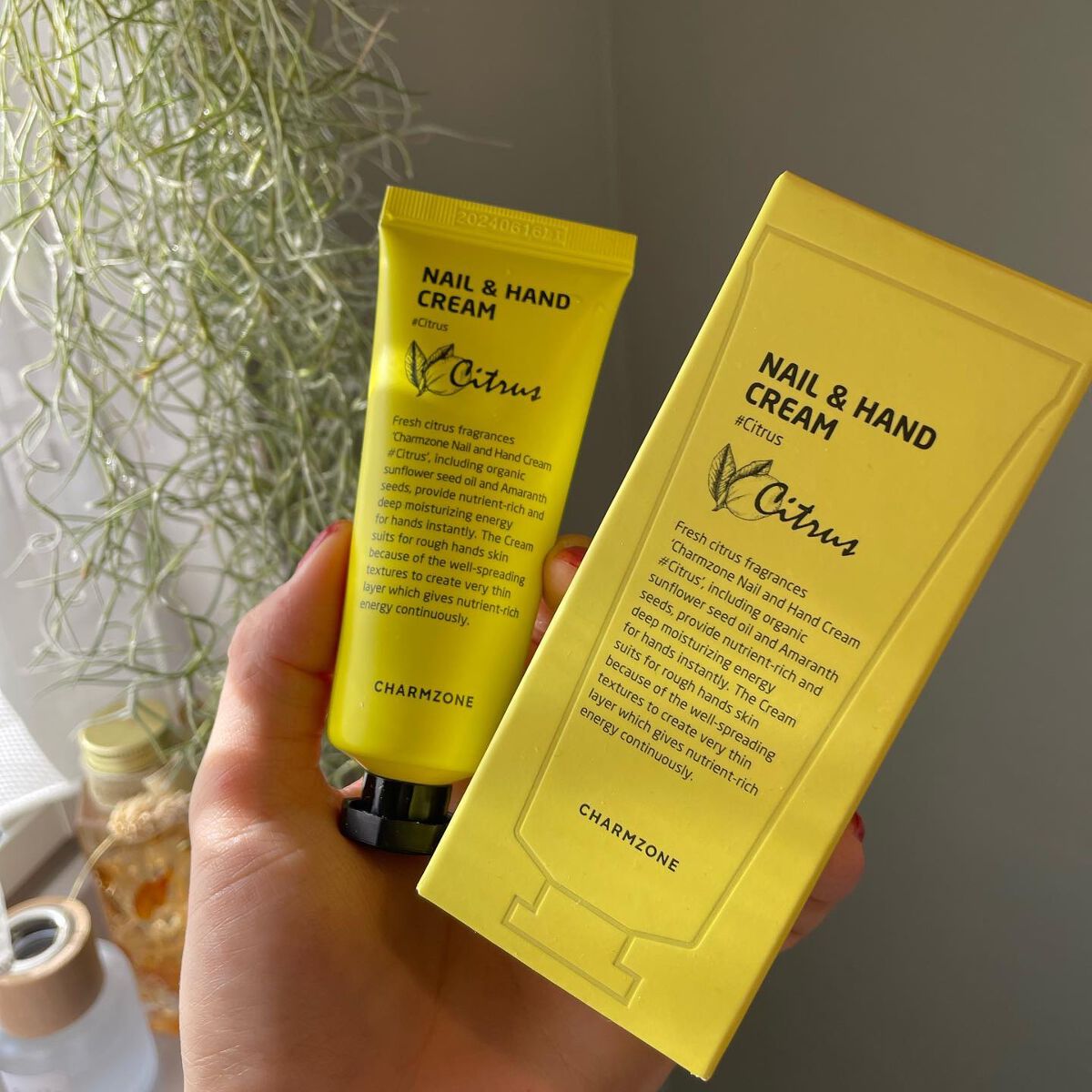 長井春 on LIPS 「@d_sat2022さんのご依頼でレモンイエローが眩しいハンド..」(1枚目)