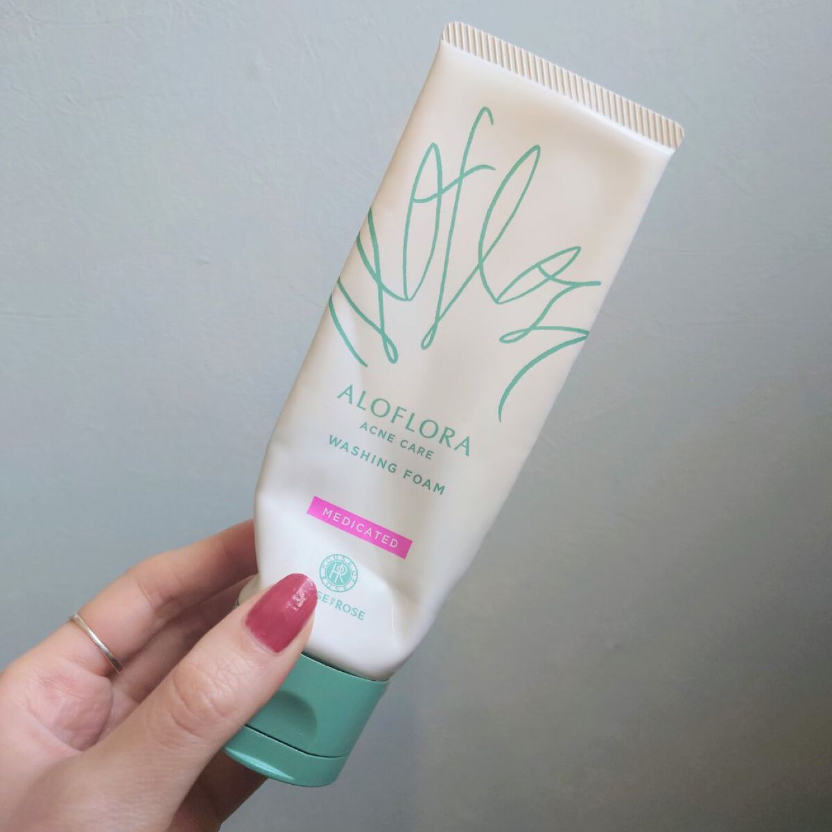    🐻‍❄️アロフローラ  アクネケア ウォッシングフォーム 120g🐻‍❄️
しつこい‘ニキビ’を繰り返す肌に速攻アプローチする薬用アクネケアライン「アロフローラ」。
有効成分・ヒノキチオールやキダチアロエエキスなどこだわりの成分を