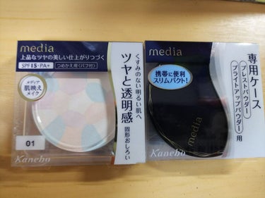 ☆メディア ブライトアップパウダー  01クリア☆

見た目がエレガンスのラプードルに似てる！と思い購入。笑

良いところ
◎トーンアップ効果○
◎☆ケースが薄くて小さいので、持ち運びがしやすい！
  