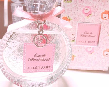 ついに#JILLSTUART のリラックスオードホワイトフローラル買っちゃいました✨

以前ホテルのアメニティーでジルのバスセットを貰って使っていて、ホワイトフローラルの香りがすっごくお気に入りで、香水