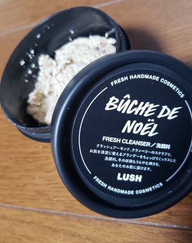 昨日、LUSHに行き、店員さんにご相談
乾燥肌でいま使ってる洗顔だと
お風呂上がりパサパサになっちゃうのが悩みだったのに…

なんとこれすごすぎね。

香りもきつくなくて、アーモンド？そんな感じの香り！