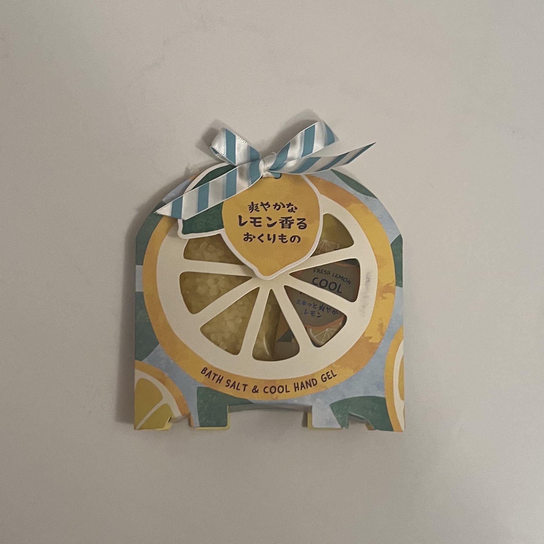 爽やかレモンのバスソルト&ハンドジェル🍋🍋




🪄 フルーツの森 レモンCC 
　　バス＆ハンドセットさわやかレモン　¥715


・セット内容：バスソルト50g、ミニひんやりハンドジェル20ｍL　各1個


・バスソルトはレモン