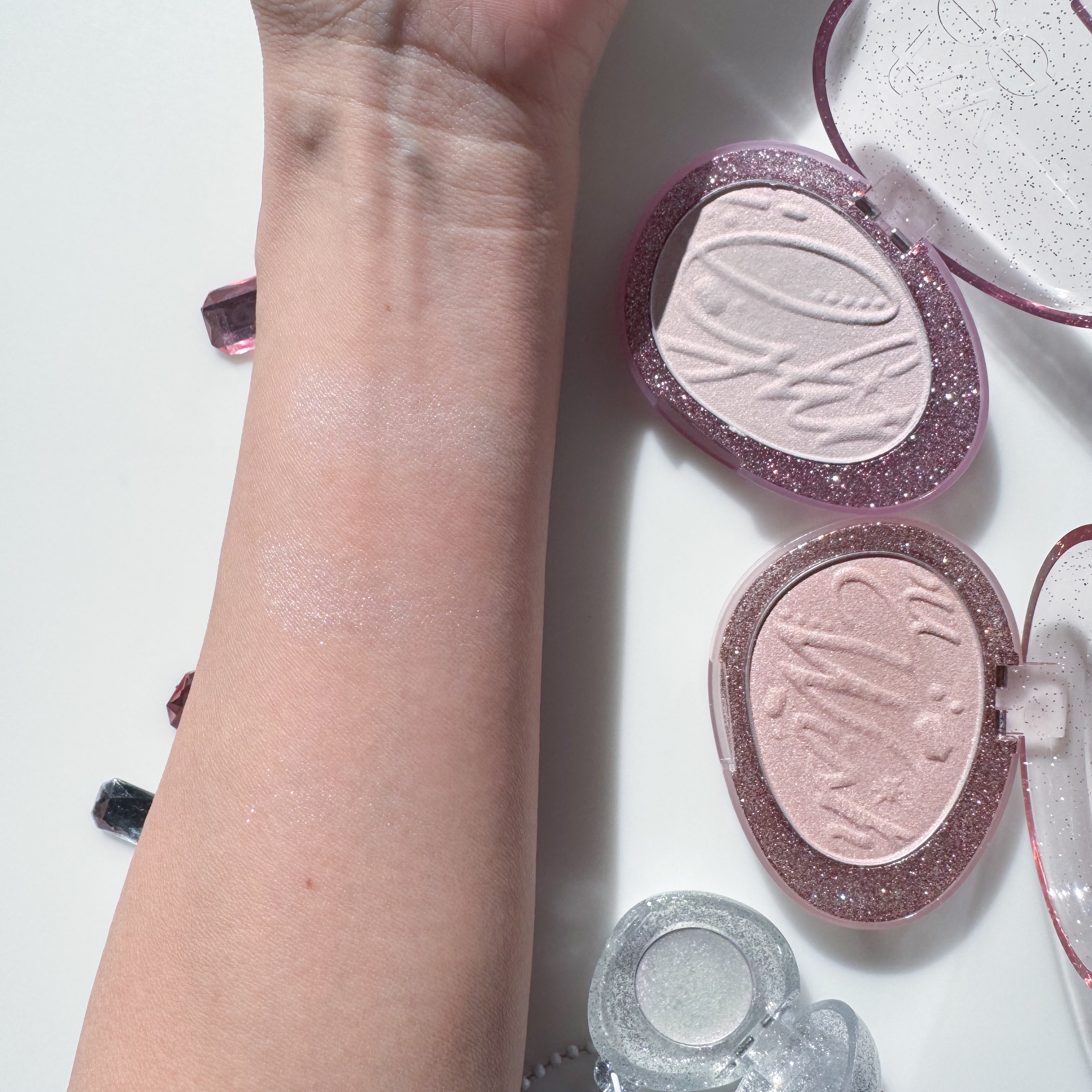 フィー グリッツストーンハイライター HL07 ルビーリボン/fwee/パウダーハイライトを使ったクチコミ（3枚目）