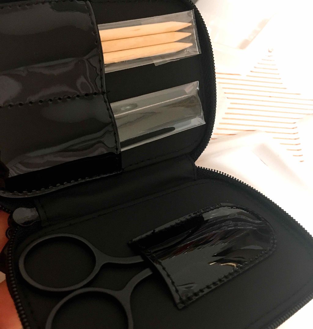 CHANEL ネイルケアキットのクチコミ「CHANELにクリスマスコスメを
予約しにいった際、
今年の特典をいただいてきました。

CH.....」（3枚目）