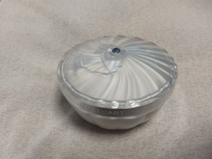 サムシングピュアブルー フェイス&ボディパウダー/JILL STUART/ルースパウダーを使ったクチコミ(1枚目)