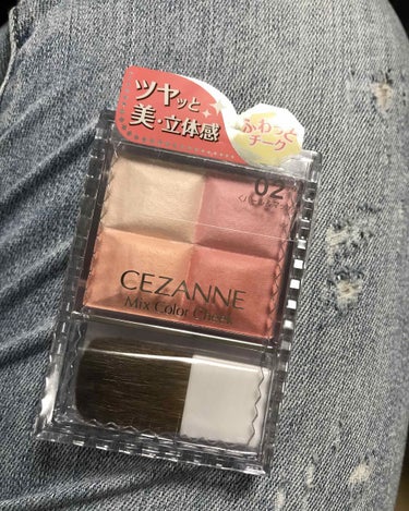 CEZANNE ミックスカラーチークのクチコミ「色が好きで購入👍🏿
ほんのりピンクな色で、控えめにキラキラしてます😍
#セザンヌ 
#チーク
.....」（1枚目）