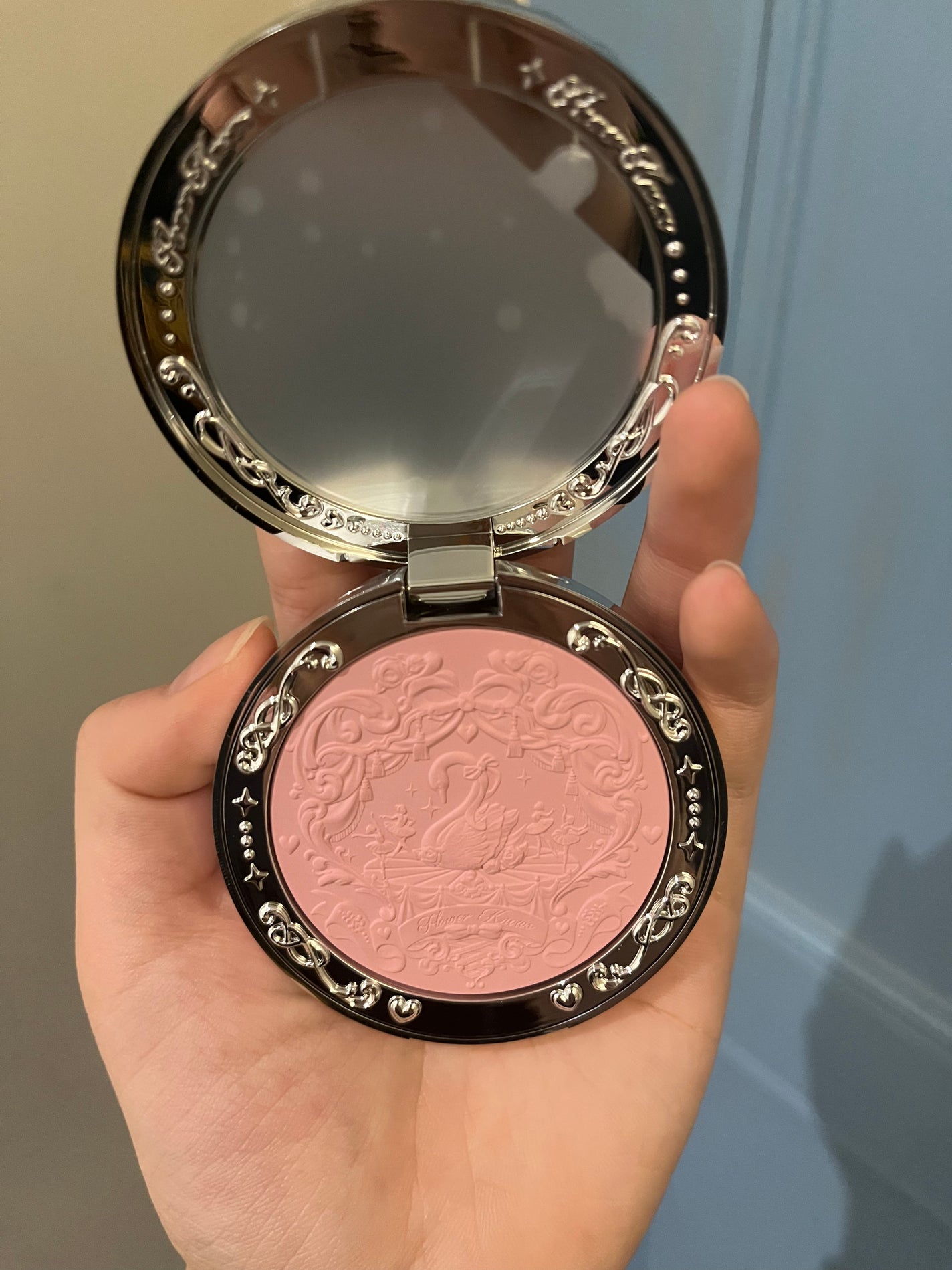 フラワーノーズ スワンバレエシリーズ ブラッシュコンパクト/FlowerKnows/パウダーチークを使ったクチコミ(3枚目)