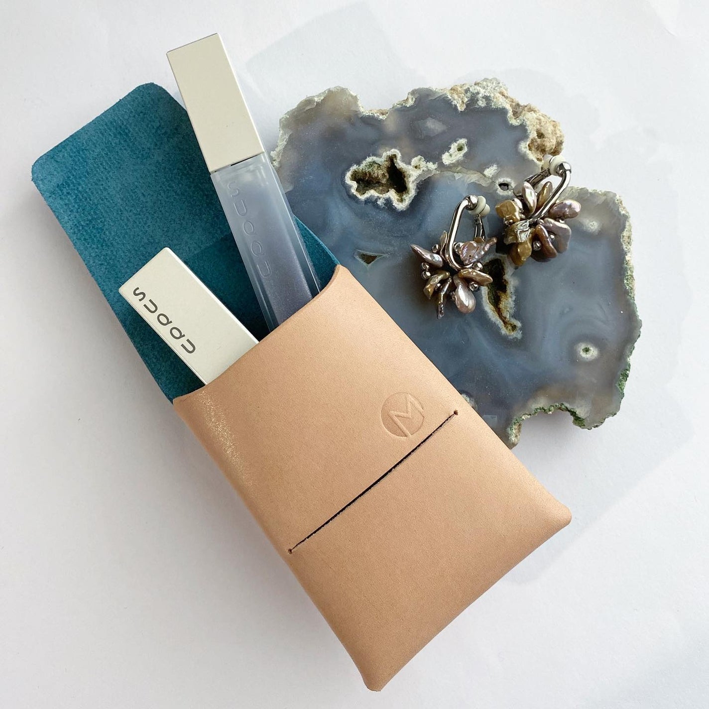 MONAMI@フォロバ100 on LIPS 「.最近の持ち歩きコスメを入れているケース❄️@montage_..」(2枚目)