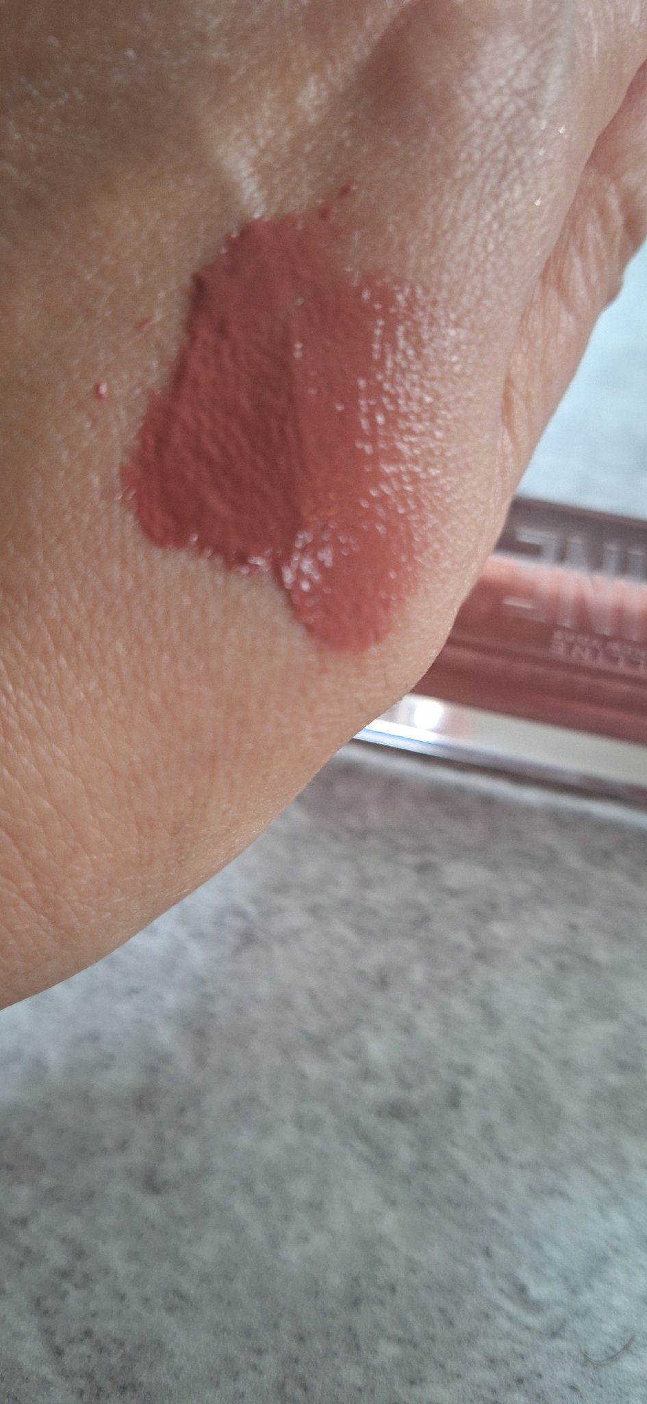 リフターシャイン 004 シルキーヌード/MAYBELLINE NEW YORK/リップグロスを使ったクチコミ（2枚目）