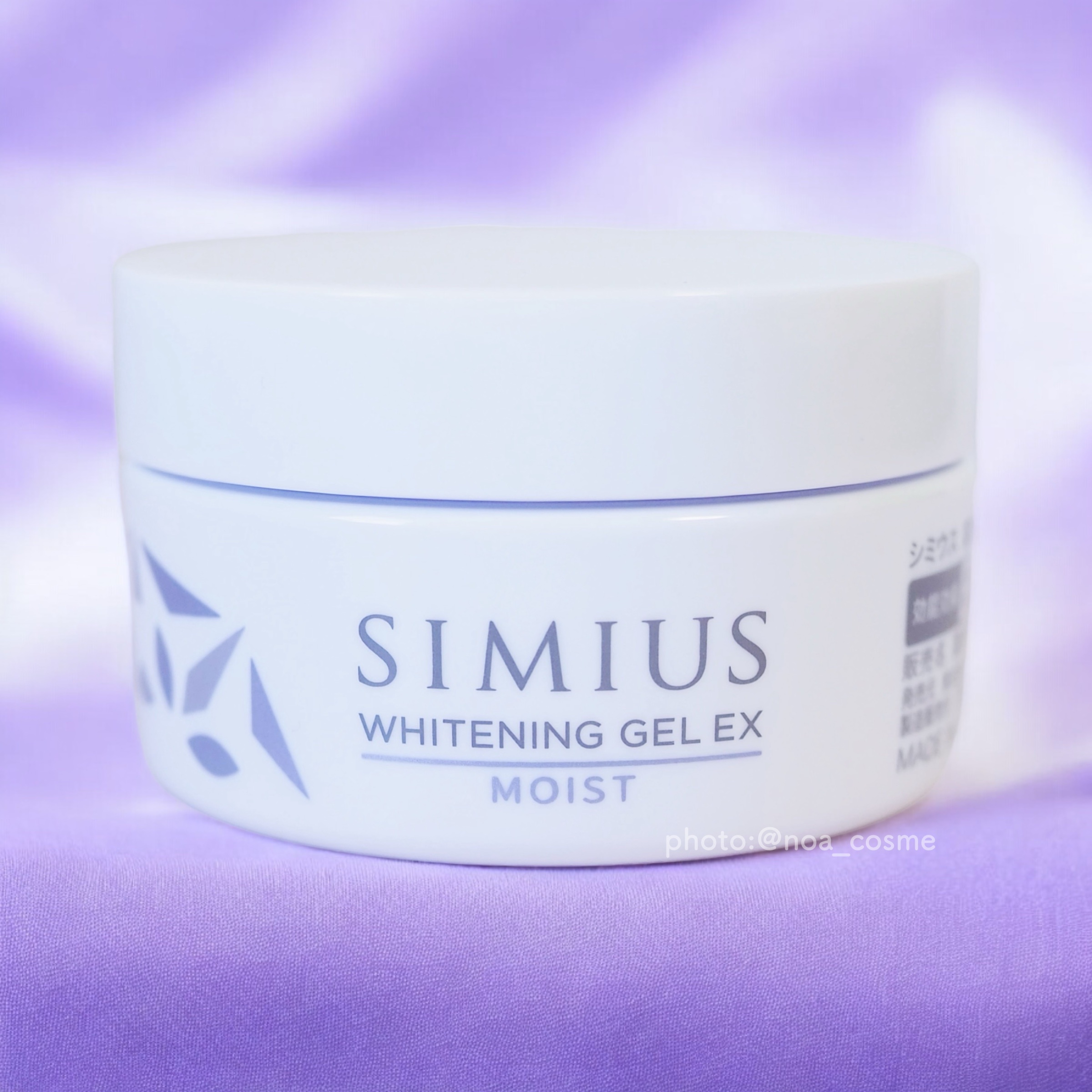 SIMIUS 薬用ホワイトニングジェルＥＸ　モイスト　（しっとり）　／ジャータイプ
通常価格 5,217円（税込）

こちらはしっとりとしたうるおいを与え、美容成分を濃縮した薬用美白※ジェルです。

美白※もうるおいも欲張りにケアしたい私に