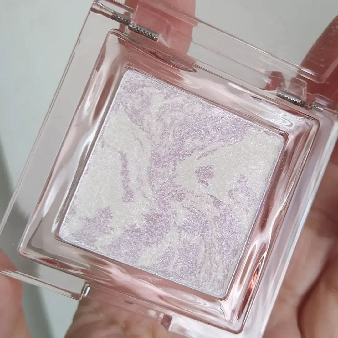 マーブルベイクドハイライター/Glint/パウダーハイライトを使ったクチコミ(2枚目)