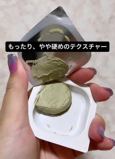 朝からCICA カプセルマスク✨✨
なんとなくスペシャルケアしたい気分です🥰


VT Cosmetics
CICA カプセルマスク

もったり濃厚テクスチャーで、石膏パックなのかと
思っちゃう(笑)

★ツボクサエキスで肌鎮静しながら整えてくれるの助かる〜。

︎︎︎︎︎︎毛穴を引き締める、肌を優しく整える、7種類の自然ハーブ配合、古い角質・皮脂も綺麗にしてくれる。

︎︎︎︎︎︎積雪草エキスは損傷した筋肉と皮脂を加護して、
ニキビと肌荒れを緩和してくれます。

使った感想は👇

個別梱包で使いきりは衛生的で好き🙆‍♀️

意外と量がたっぷりで、デコルテまで塗り塗り。

毛穴や肌荒れの方にオススメ。

薬草入りで、顔中、茶葉みたいなのが付きます💦

お肌が、もっちり、スベスベ肌。
つっぱり感は全くなし。

週1〜2のスペシャルケアで使ってます🙌

朝より、夜使う事をオススメします。

#VT
#CICA カプセルマスク
#ツボクサエキス
#韓国コスメ
#スキンケア
 #もち肌スキンケア の画像 その1