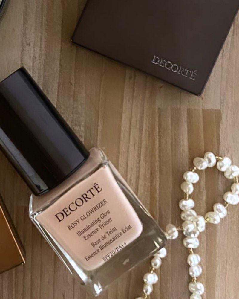 💖

お気に入り下地
@decorte_official 

なくなったけどお気に入りだったやつ💫

30歳すぎてから顔にハイライト塗るのやめて、
ベースに仕込む系

これはおでこ用だた。

ハイライト代わりに塗る
ツヤ下地系がもっぱら