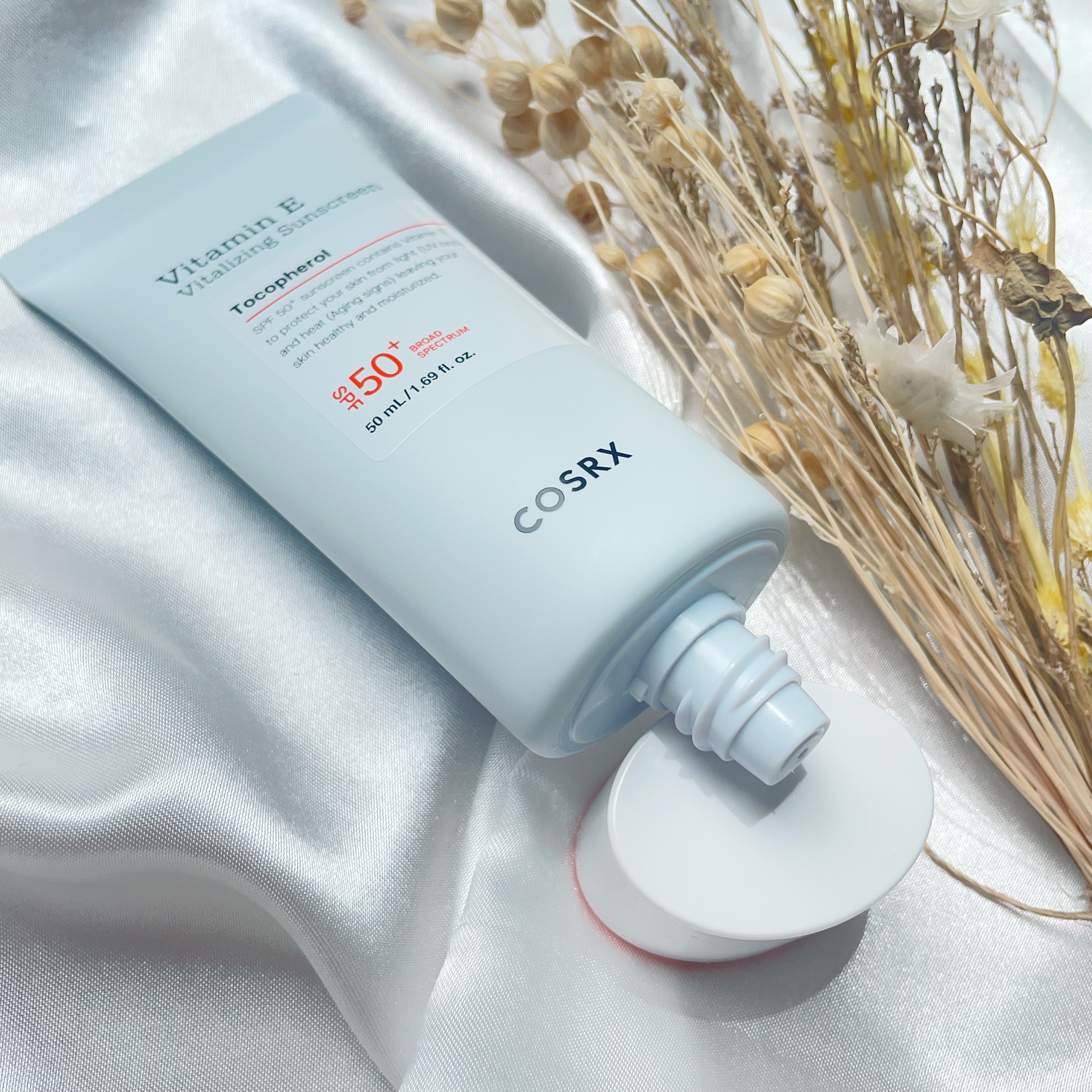 COSRX ビタミンEバイタライジングUVクリーム　SFP50＋のクチコミ「ビタミンE配合の日焼け止めで紫外線対策！
⠀
⠀
✼••┈┈┈┈┈┈┈┈┈┈┈┈┈┈┈┈••✼.....」（1枚目）