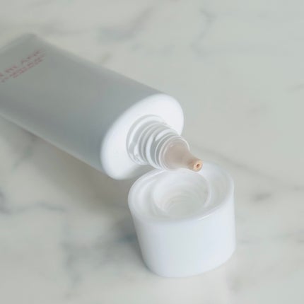 ALBLANC クラリティブラン サーフェイサーのクチコミ「アルブラン様からいただきました。
カラーは 01 ライトを使用。
肌馴染みの良いカラーで.....」(2枚目)