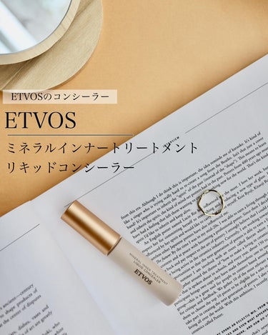 ＼ ETVOSのコンシーラー　／

チップ式で塗りやすくて使いやすい。
このチップが、ふわふわで気持ちいいの。

クリーミーな質感で
ベタつかず軽いつけ心地。

それでいて、
お肌にうるおいを閉じ込めたようなしっとりさらりとした仕上がり。

ほくろのある私の手に塗ってみたけど
ほくろにヴェールのかかったような仕上がりでしょ？！

スキンケア効果によって、
お肌にうるおいを与え、乾燥小じわも目立たなくさせてくれるよ（※）

シミや肝斑も、
ヴェールがかかったかのようにカバーしてくれて
シミが多い私は気にっているよ。

石けん落ちなのも好き🙆‍♀️


・シミ、クマ、くすみ(乾燥によるもの)など、肌のアラをしっかりカバーしながら、スキンケアを塗るように肌になじんで、ぴたっとフィットするコンシーラー✨

私は、ナチュラルベージュを使ったよ。
３色展開です。

※ 効能評価試験済み

#PR #エトヴォス #2023マイスター_リキッドコンシーラー
#ETVOS #ミネラルインナートリートメントコンシーラー #リキッドコンシーラー

2023.10.3 #お値段以上コスメ  #自慢の褒められメイク  #秋の先取りメイク  #朝の特急メイクテク の画像 その0