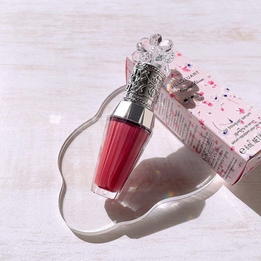 
ジルスチュアート　
クリスタルブルーム　リップブーケ セラム
6ml／税込3740円


全8色
使用色06 rose redwood
花言葉｢あなたを愛しています｣

花のエッセンスが溶け込んだよう