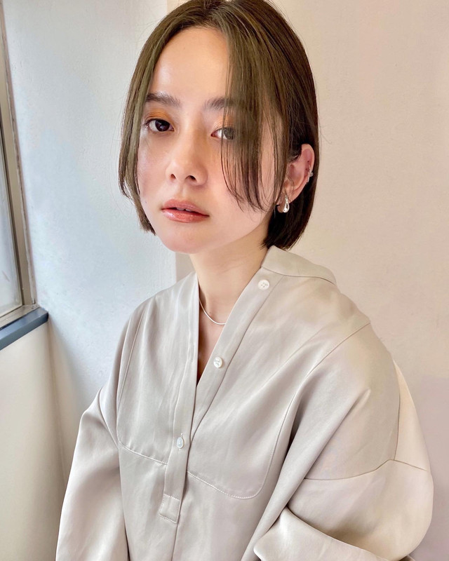 センターパートバングの女性