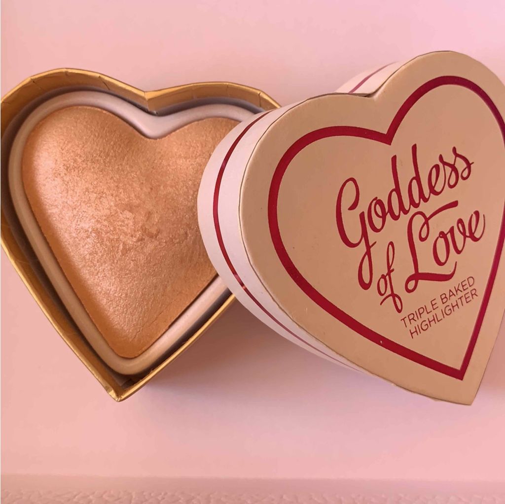 ★MAKEUP REVOLUTION ハートハイライターゴッデスオブラブ★

愛用中のハイライトです！
2枚目の写真は手でつけたため、わりとしっかり発色しています！
ブラシでつけるとまた雰囲気が変わります✨

カラーがピンクベージュなので、