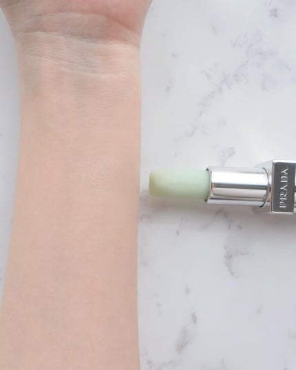 濱田あおい on LIPS 「🕊️🖤giftとしても人気が高まりそうなPRADAのlipba..」(3枚目)