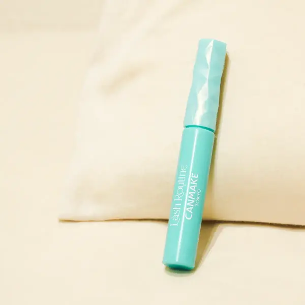 まつげ美容液を塗るのは朝?夜?“美まつげ”のための効果的な塗り方やおすすめアイテム34選