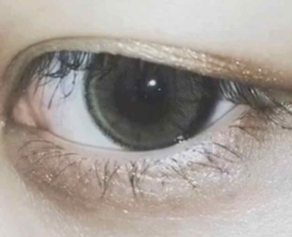 ころ on LIPS 「こんにちは、ころです^^今回は、ナチュラルに盛れる!カラコンを..」(4枚目)