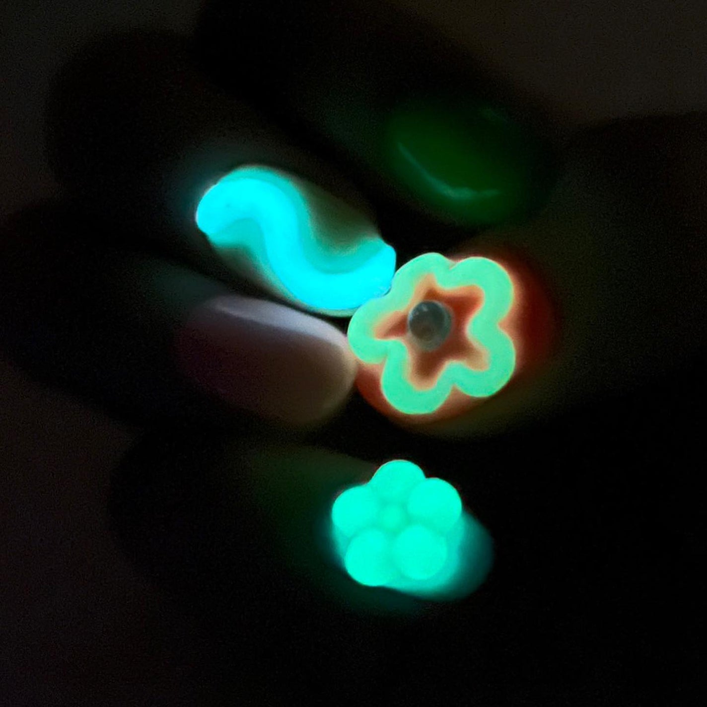 なかやまちえこ on LIPS 「蓄光ぷっくり♡⠀⠀@reno_vocalちゃん⠀⠀LEDは海外..」(3枚目)