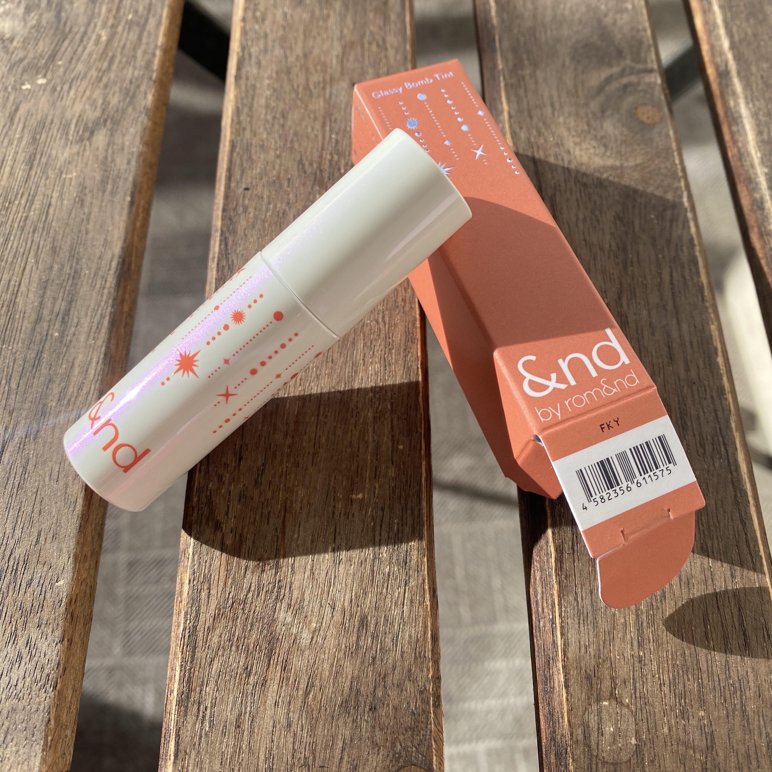 アンドバイロムアンド　グラッシーボムティント HL02 CORAL SNOW/&nd by rom&nd/リップティントを使ったクチコミ（1枚目）