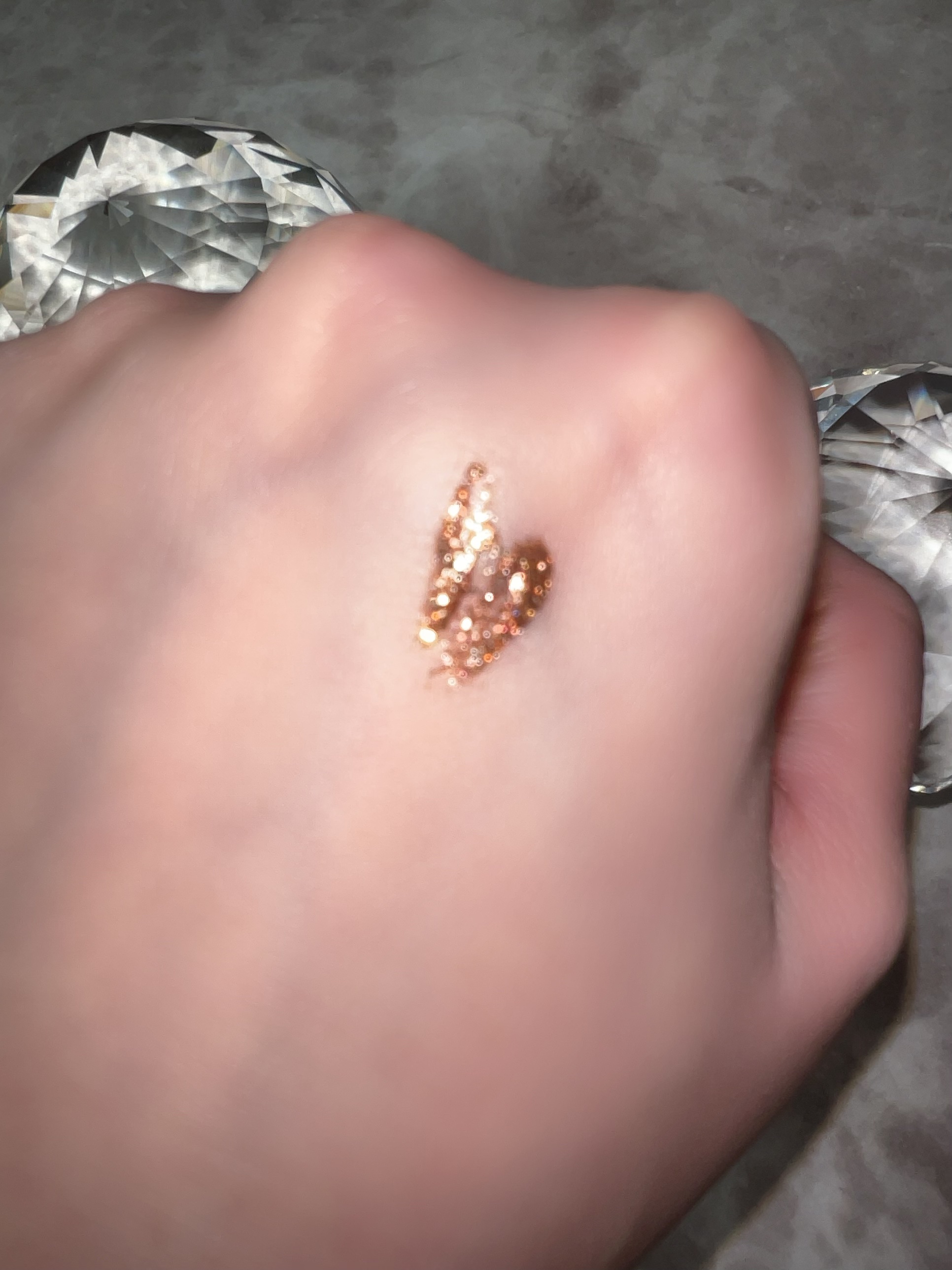 星のようなリキッドグリッターシャドウ/CAPPUVINI/グリッターを使ったクチコミ（2枚目）