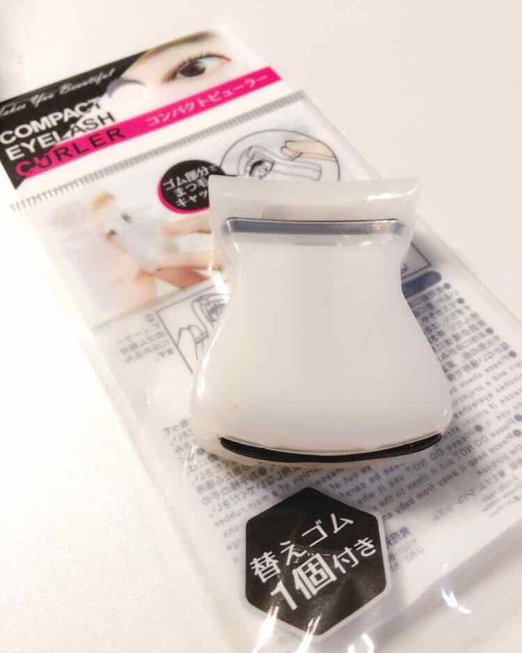 キャンドゥ コンパクトビューラー

キャンドゥでずっと気になっていたコンパクトタイプのビューラーを見つけたので買ってみました。
カーブが緩やかなので使いやすいかなと思いましたが、カール力がなく…挟めているのか…？？？挟んだけどあんまりカール